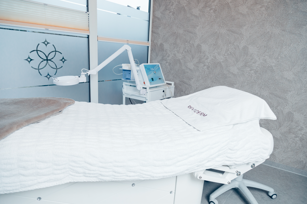 Behandlungszimmer mit Reviderm-Gerät