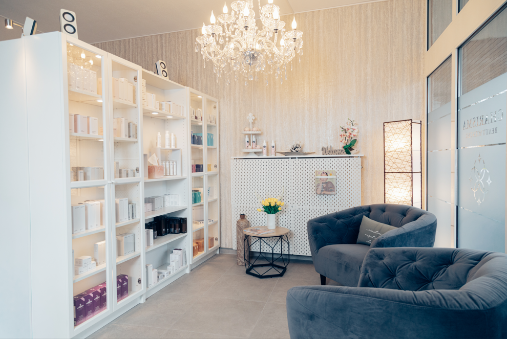 Empfangsbereich mit Wartelounge im Charisma Beautycenter
